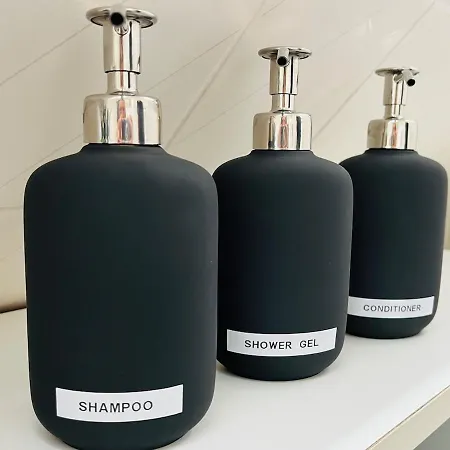 Charmantes Dachstudio アパート *